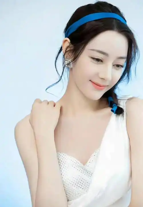 迪丽热巴优雅美照美艳动人