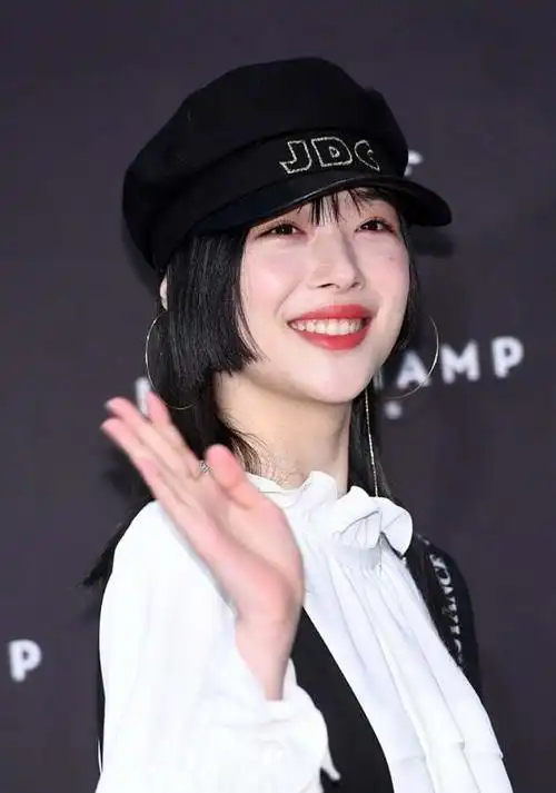 崔雪莉只不过剪"公主切"发型,气质变得更惊艳,美成二次元少女