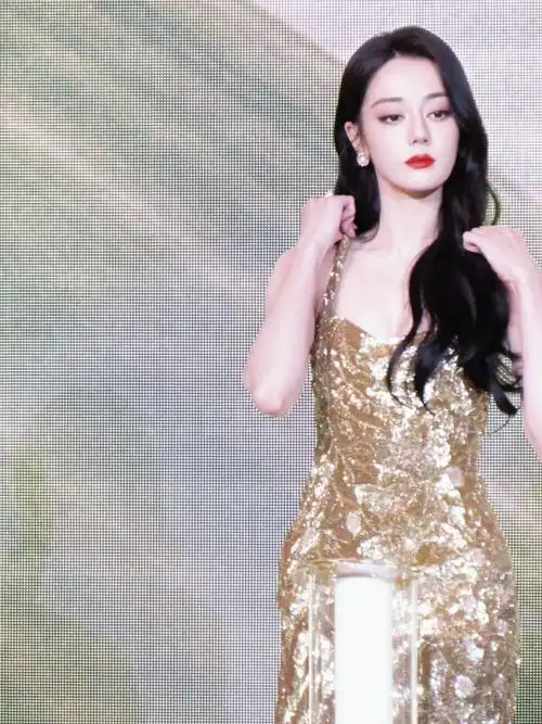 人群中的迪丽热巴