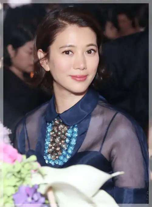 快50岁的袁咏仪依然发量惊人我把她的保养秘籍都扒出来了