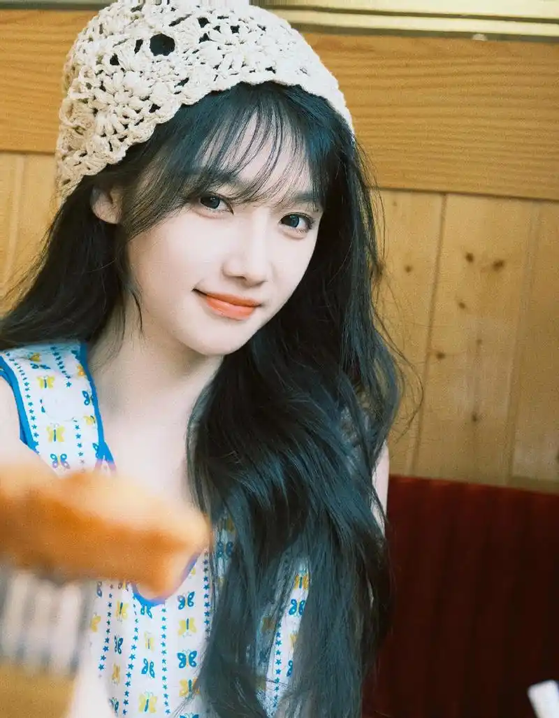 宋昕冉的夏日元气写真,和美食甜蜜"互动".