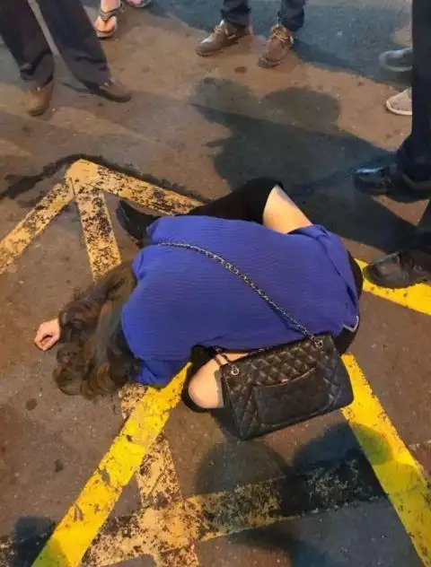 20岁醉酒女孩躺在路边身上全是抓痕路人围观