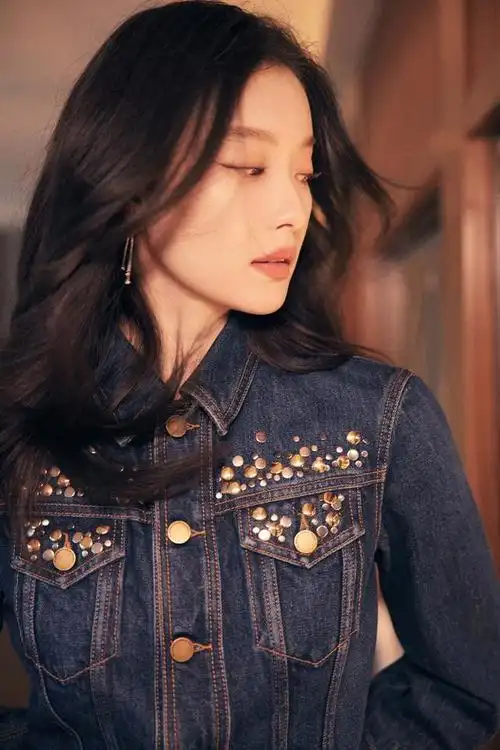 倪妮穿牛仔套装酷飒有型 卷发飘逸发丝飞舞 貌美撩人让人无法抗拒