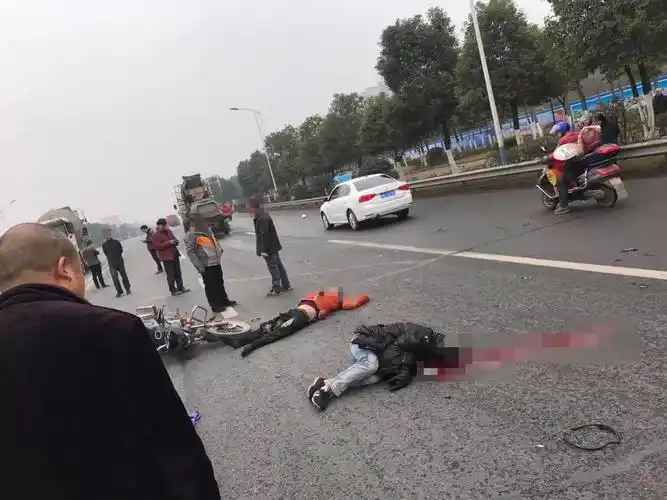 宜宾一摩托车被卷入货车车底,32秒视频车祸全过程!太恐怖