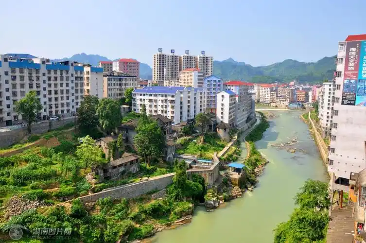 永顺县城:"城乡同建同治"变美丽     永顺县通过大力退耕还林,污水