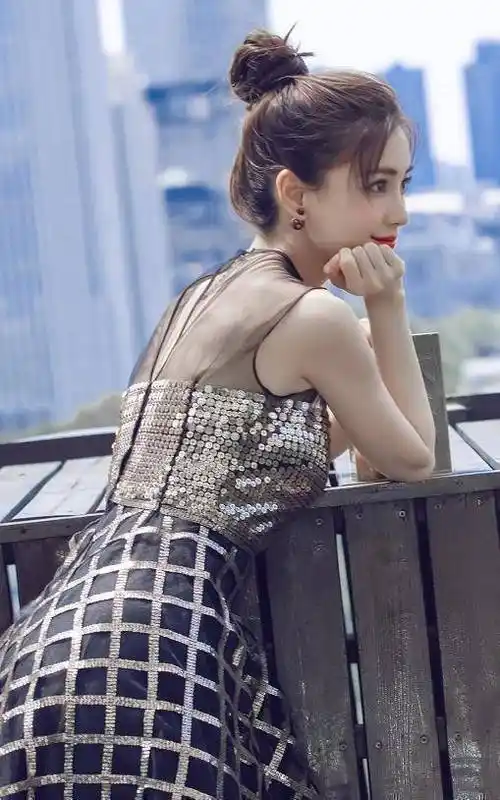 angelababy春日花样穿搭,紫色露脐装甜美可人,十分抢