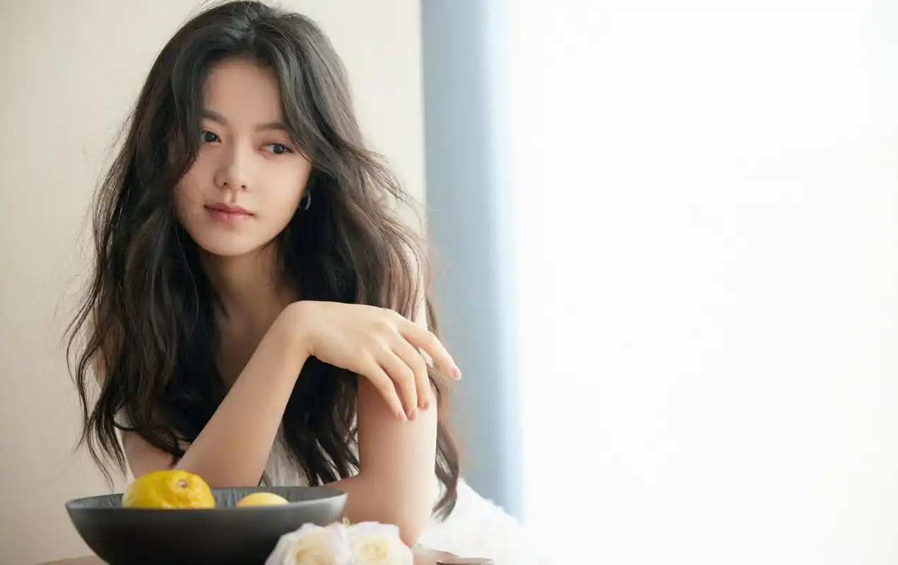 赵今麦白色流苏抹胸裙造型写真