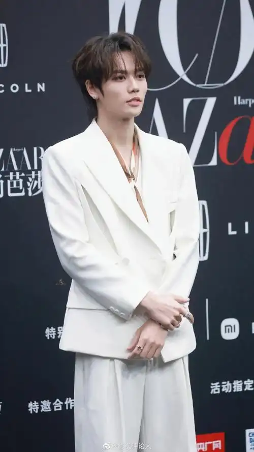 林彦俊白色v领西装造型