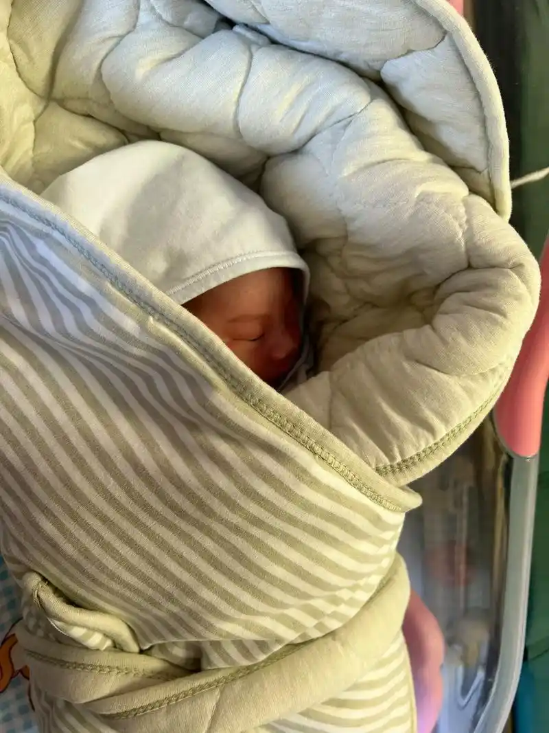 1,孕囊茄子型,怀孕第三个月开始恶心,干呕 吐不出来,对肉不感兴趣吃