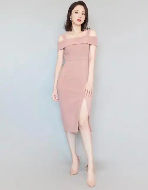 这一次现身活动的董璇身穿粉色的连衣长裙,一字肩的裙领设计,把董璇