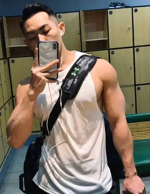 黑皮寸头高鼻梁健身锻造一身腱子肉帅气出街回头率超高