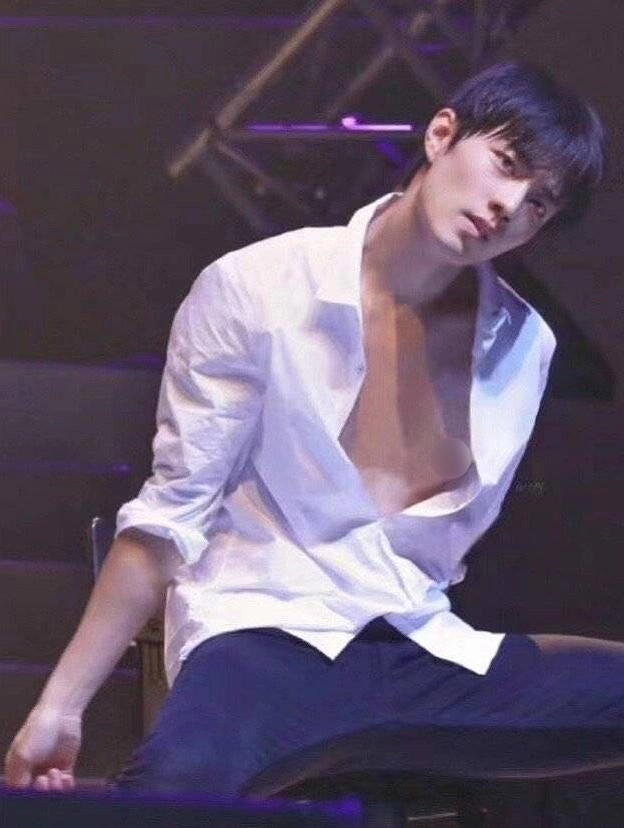 有种绝地逆袭叫肖战为拍戏瘦成巴掌脸近照脸还没脖子粗