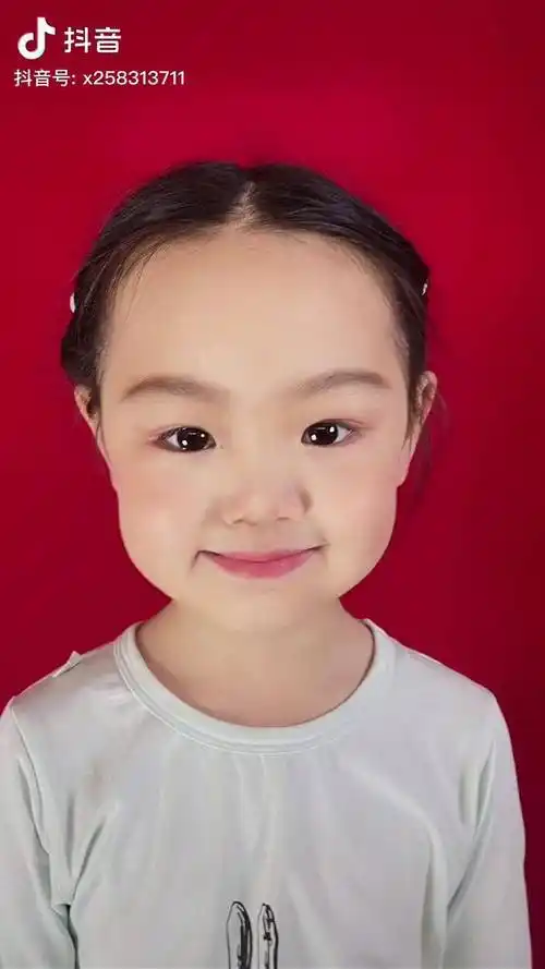 最美证件照一转眼就长大了宝宝三岁证件照居然又像爸爸又像妈妈