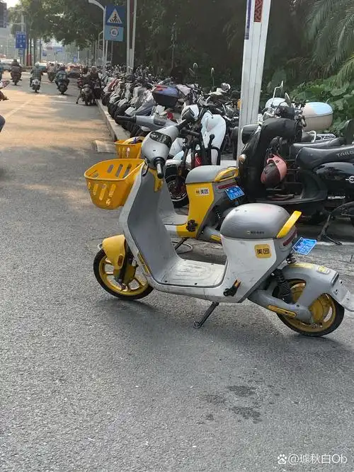 南宁电动车停车不收费后,马路边到处停有共享电动车,妨碍交通.