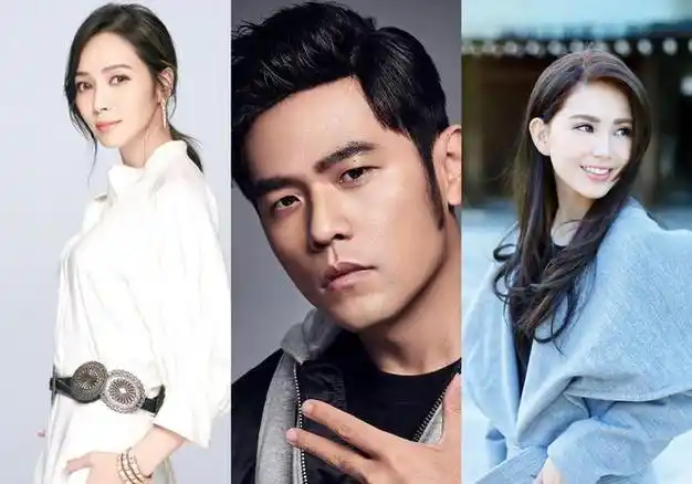 侯佩岑晒全家福,周杰伦发自拍,昆凌发白月光钓鱼,网友:有意思