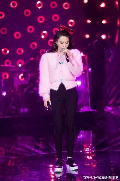 袁娅维太胆大!顶"超级爆炸头"上节目,搭配全黑套装让人心动