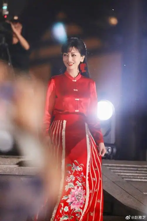 国风之美永不过时70岁白娘子赵雅芝一袭红色马面裙亮相优雅大方