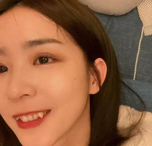 7.妹子这小虎牙忒可爱了吧,眼睛也好看.