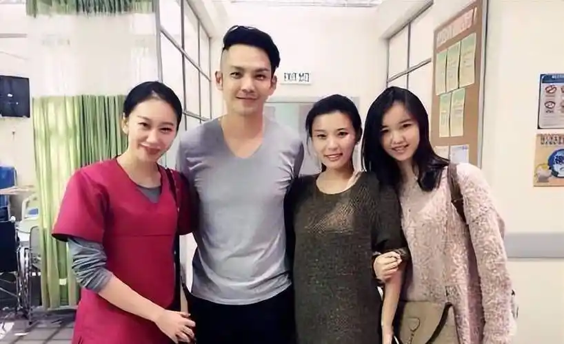 徐锦江的胶带,钟汉良的绅士手,这5位的分寸感,让多少男明星佩服