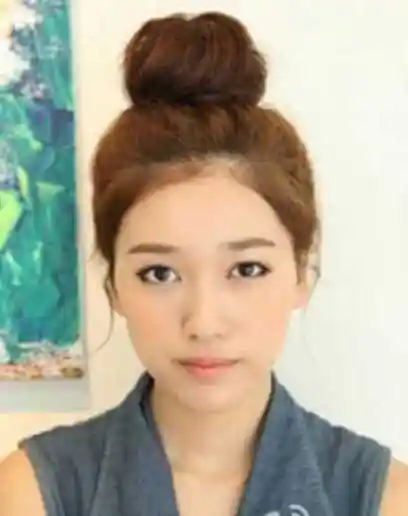 韩式低丸子头怎么扎简单好看青春减龄韩式瘦脸丸子头扎法图解