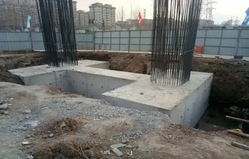 可以在桩基顶部连接各种钢筋混凝土,可以分桩承台和高桩承台;而基础是