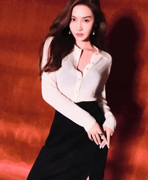 郑秀妍炽热闪耀大片,穿抹胸黑裙勾勒曼妙身姿,娇俏可人!