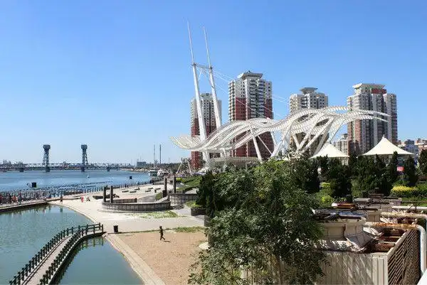 蓝天下的天津塘沽海滨