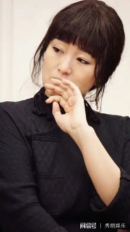 巩俐发福胖这么多吗然而10天前章子怡还与她合照脸并没这