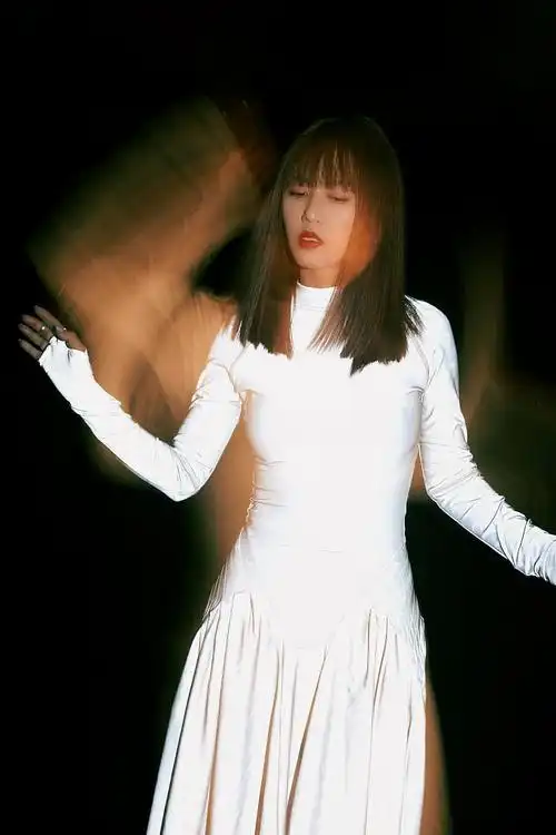 魅力女神!谭维维穿白裙于光影中舞动 涂红唇霸气开唱美又飒