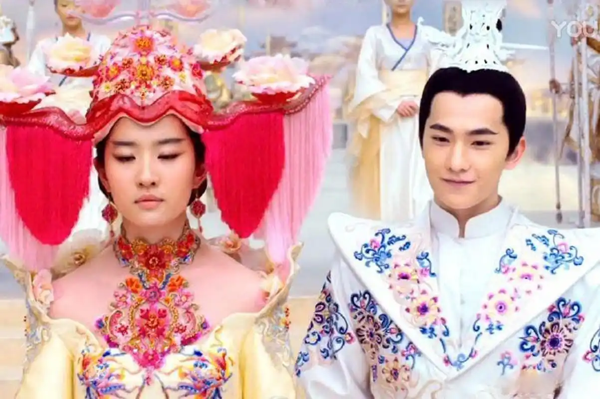 刘亦菲杨洋这个婚服放在整个仙侠届都是炸裂的存在,好像头顶着粉色