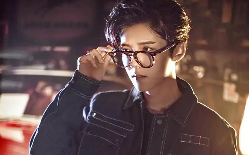 鹿晗时装男士质感时尚大片桌面壁纸