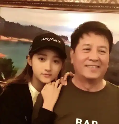 关晓彤七夕只顾和鹿晗约会,关少曾吃醋喊话:第一个抱你的是爸爸!