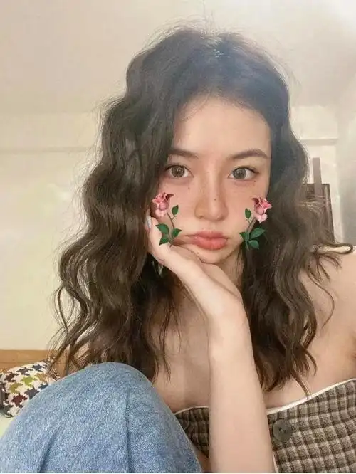 菱形脸和方脸人群很适合亚洲人的脸型中长发妹子一定要烫的甜美蛋蛋卷