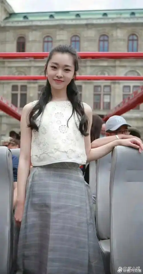 这应该算是宋轶的素颜照了,又漂亮又大气,小蛮腰清晰可见!