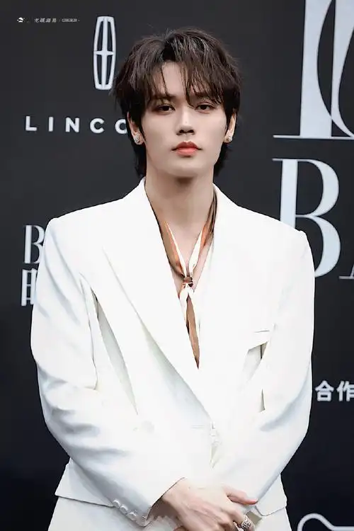 林彦俊白色v领西装造型