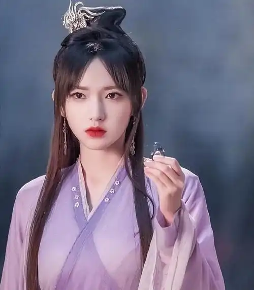 她逐渐从偶像转型为演员,与范丞丞合作出演的《灵域》和《天醒之路》