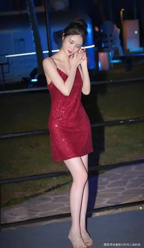 小姐姐不愧是"时髦精",一袭红色亮片吊带连衣裙,韵味十足_侵权_网络