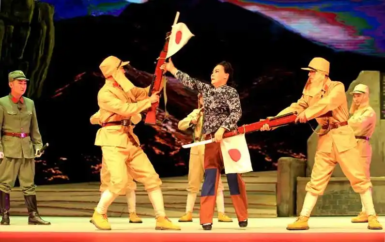 【现场】新编二人台革命历史剧《青山儿女》催人泪下