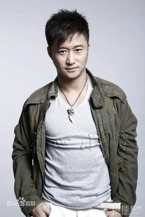 大家好,我是一个专注于娱乐圈八卦趣闻的小编:吴京出生在一个武术世家