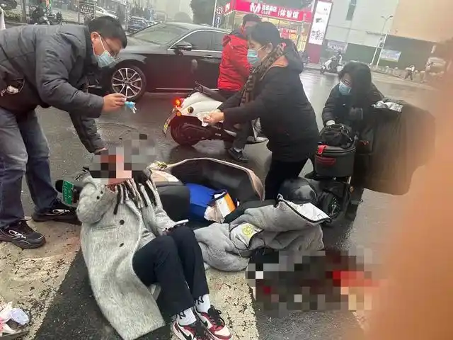 女子车祸后大量出血医生路过出手急救