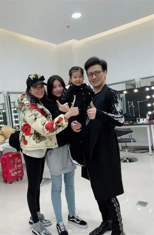 汪峰晒自己的家人四口合照小苹果身高赶超章子怡醒宝长高心智