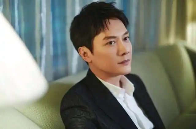 冯绍峰最近在电视剧《心居》中饰演了"施源"一角,通过这个角色可以