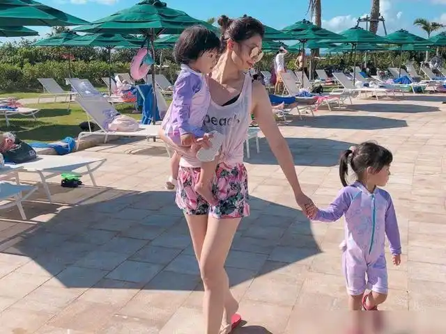 46岁贾静雯疑怀四胎面对记者的询问她9字霸气回应