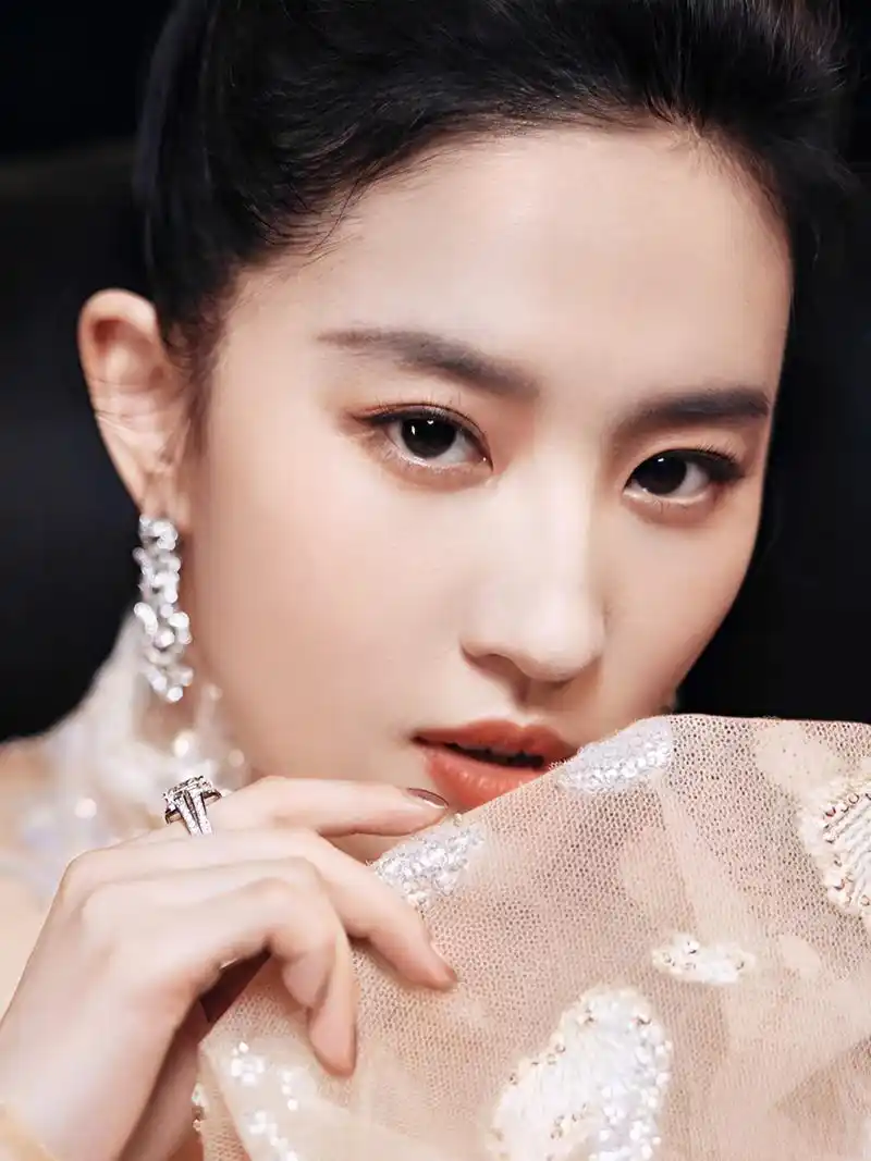 刘亦菲身着粉色高定刺绣晚礼服,优雅高贵.