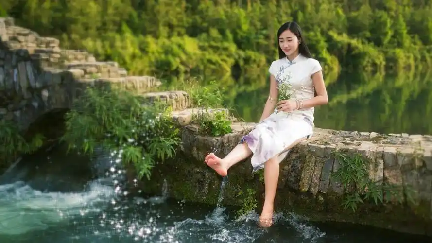 一瞥江南烟雨蒙蒙的目光,汇聚在丽人婀娜多姿的背影和一把花纸伞的