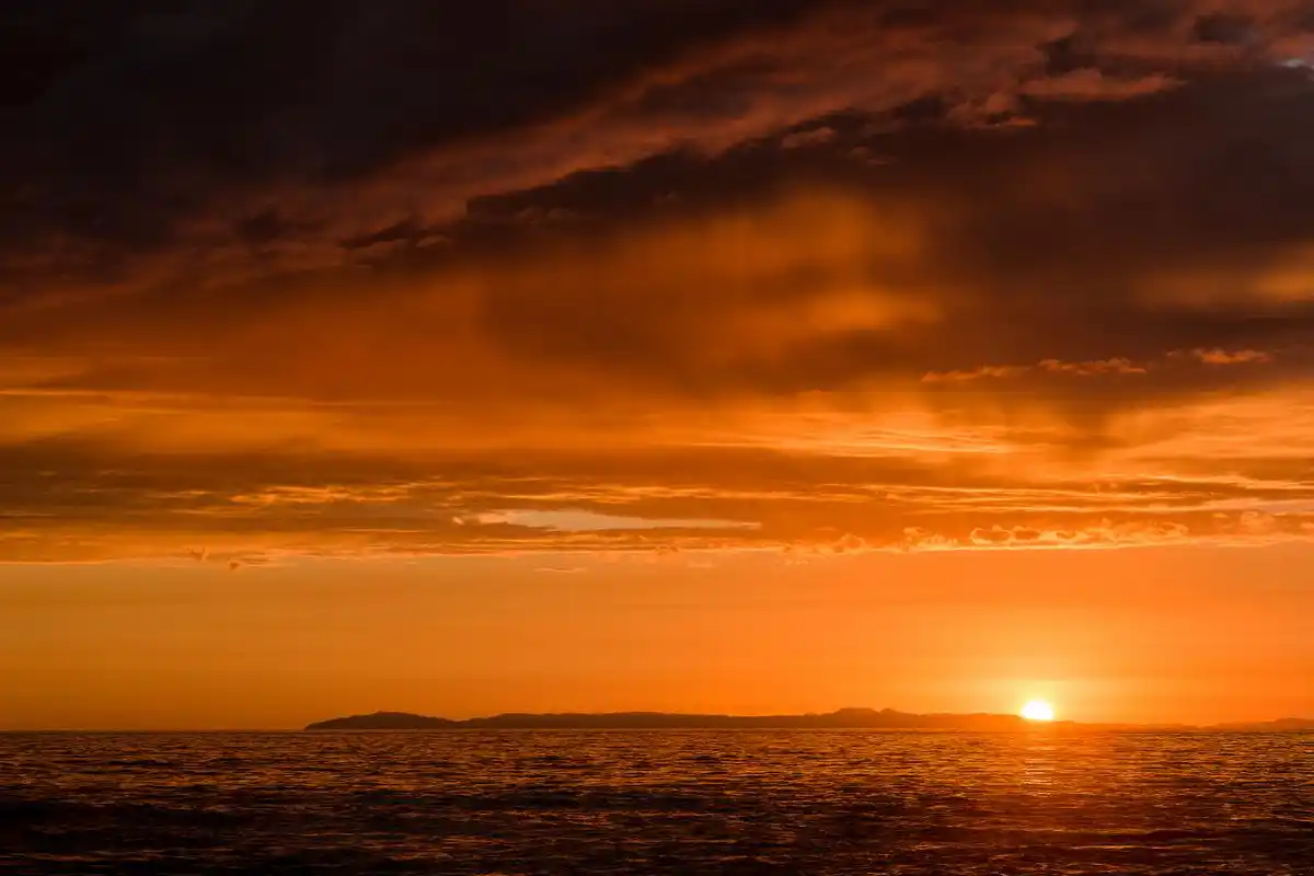 夕阳西下,晚霞映照天空.