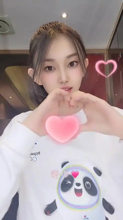 宋小睿对着镜头比心我竟然心动了不嫌时间长能等她几年