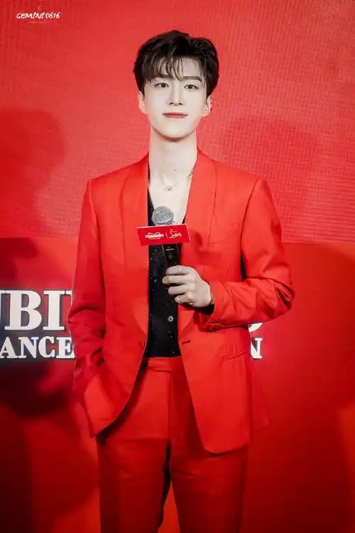 范丞丞梦里等你##范丞丞红色西装造型