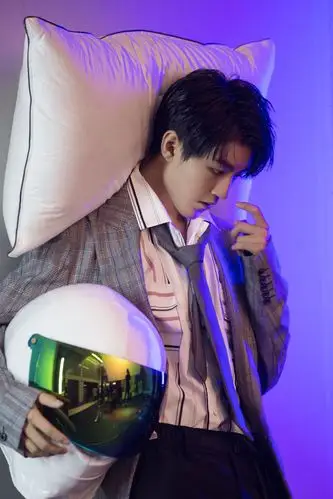 王俊凯×《时装lofficiel 》2019开年刊拍摄花絮图