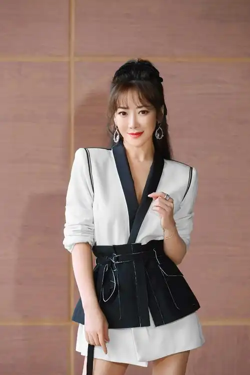 陈紫函黑白套装写真干练飒爽 蝴蝶结造型时尚点睛